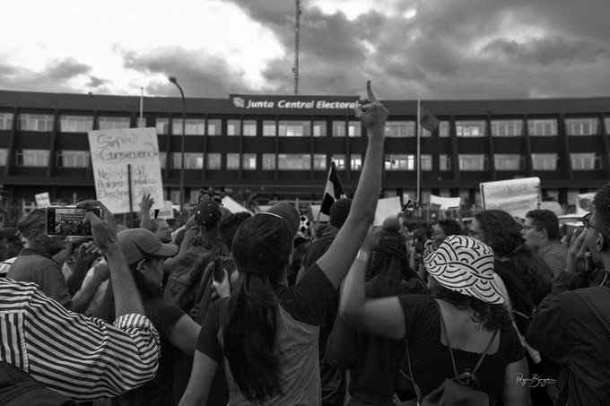 Dominicanos continuaron con protestas al inicio de semana laboral