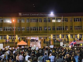 Rechazan agresión a jóvenes que protestaban frente a la Junta Central Electoral