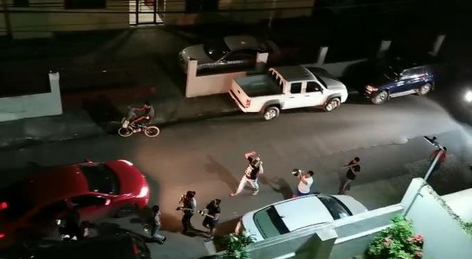 Vecinos reciben a Danilo Medina con un cacerolazo