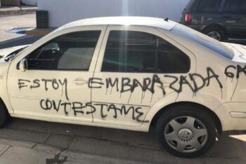 Mujer raya carro de su novio para que le devuelva la llamada