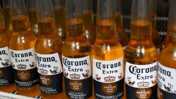 Consumo de cerveza Corona ha caído en un 38% en EEUU porque la asocian con el virus mortal