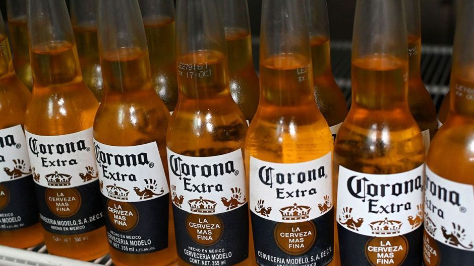 Consumo de cerveza Corona ha caído en un 38% en EEUU porque la asocian con el virus mortal