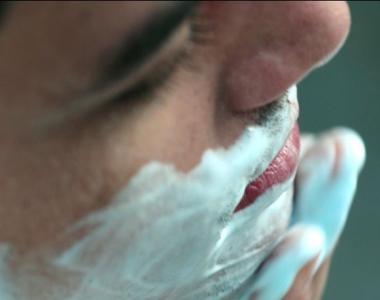 Sugieren a hombres afeitarse el vello facial para evitar propagación de Coronavirus
