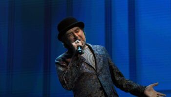 Operan de emergencia a Joaquín Sabina luego de sufrir caída en el escenario