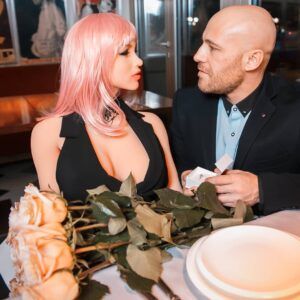 Hombre se casará con una muñeca inflable