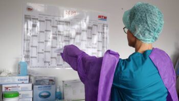 La industria farmacéutica desarrolla ya 30 medicamentos y cuatro vacunas contra el coronavirus