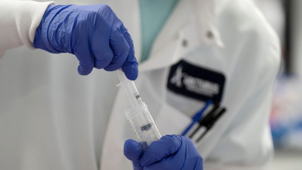 Farmacéutica alemana empieza a probar posible vacuna contra virus