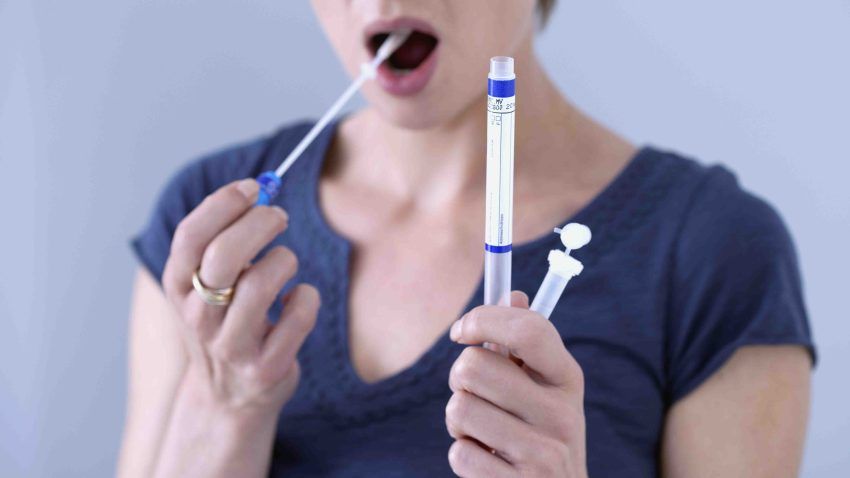 Aprueban el primer test de saliva para diagnosticar el COVID-19