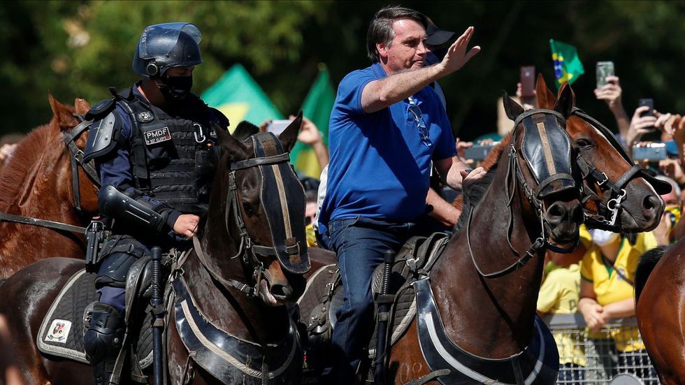 Jair Bolsonaro se pasea a caballo entre miles de personas e ignora el coronavirus