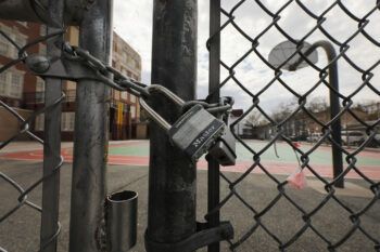 Las escuelas de Nueva York permanecerán cerradas por el resto del año académico