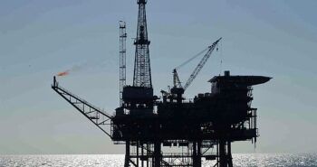 El petróleo de Texas baja un 5.7 % y cierra por debajo de 80 dólares el barril
