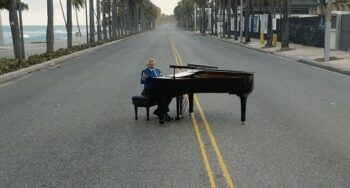 El maestro Rafael Solano filma video en el malecón de Santo Domingo en tiempo de COVID