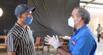 Sector Externo con Gonzalo entregan raciones alimenticias en Santiago