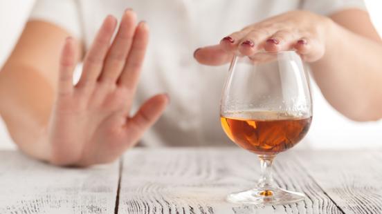 Advierten que las bebidas alcohólicas no protegen de coronavirus