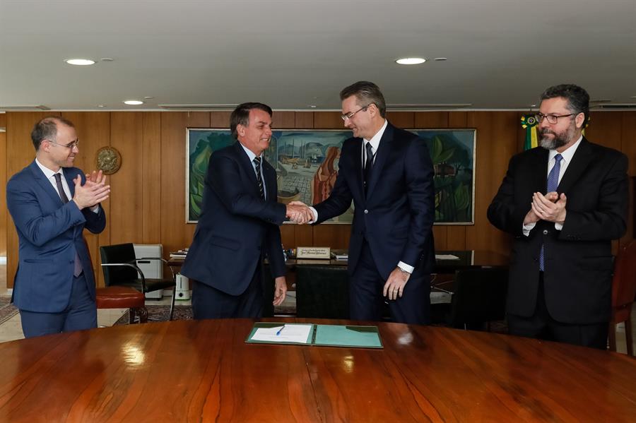 Bolsonaro niega interferir en la Policía Federal y manda “callar” a la prensa