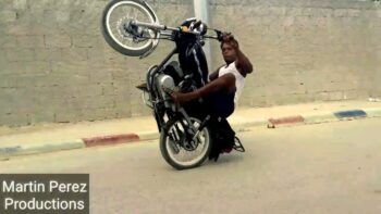 Motorista calibrando le rompe las dos piernas a un agente Digesett en el túnel de la 27