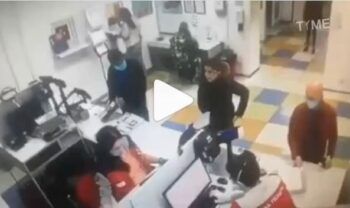 Mujer se quita los pantys y lo usa como mascarilla frente a todos