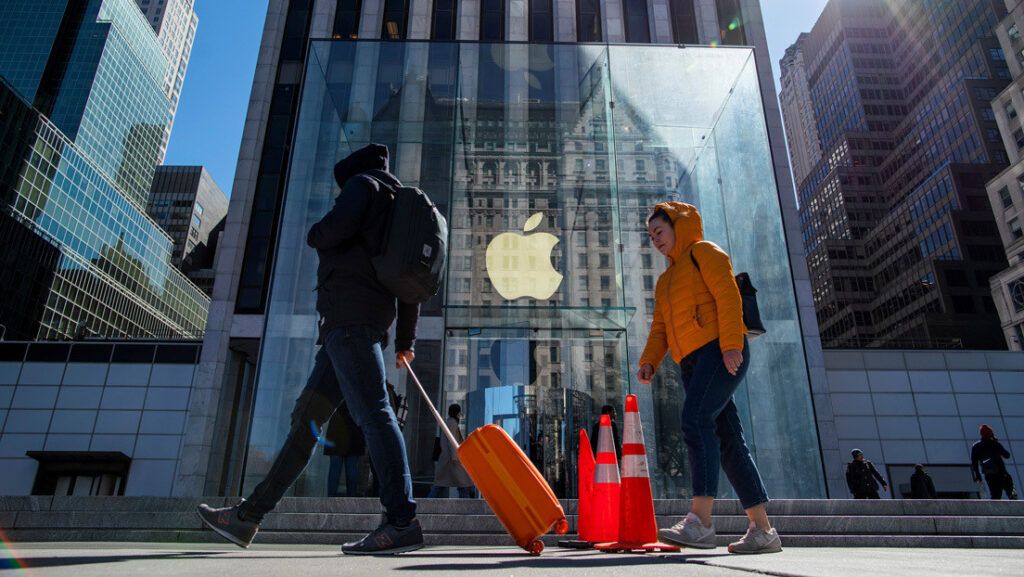 Un usuario de iPhone demanda a Apple un billón de dólares