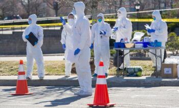 EE.UU. supera los 122.500 muertos y 2,41 millones de contagios de coronavirus