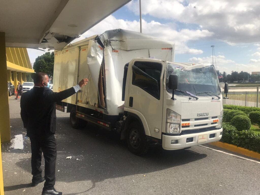 Chofer de la JCE destroza camión por estar hablando por el celular
