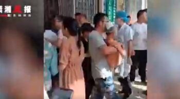 Hombre hiere 37 niños con cuchillo en una escuela en China