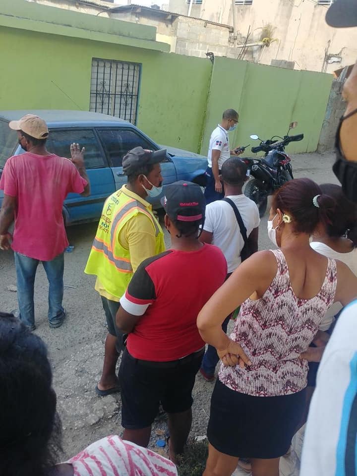 Hombre muere debajo de su vehículo en SDE