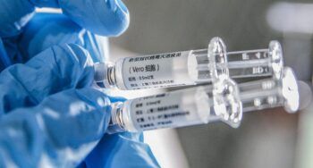 Vacuna china contra la COVID-19 llega a Brasil para ser otorgada