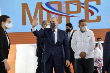 Danilo Medina entrega varias obras viales en la región Este