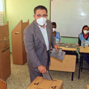 Guillermo Moreno acude temprano a votar