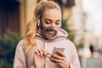 Crean mascarilla inteligente que alerta focos cercanos de COVID-19