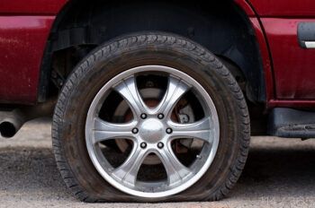 Hombre pincha 1.000 neumáticos de  mujeres para encontrar pareja y es arrestado