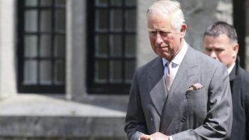 Video: De un empleado de una compañía comercial se desmaya mientras hablaba con el príncipe Carlos