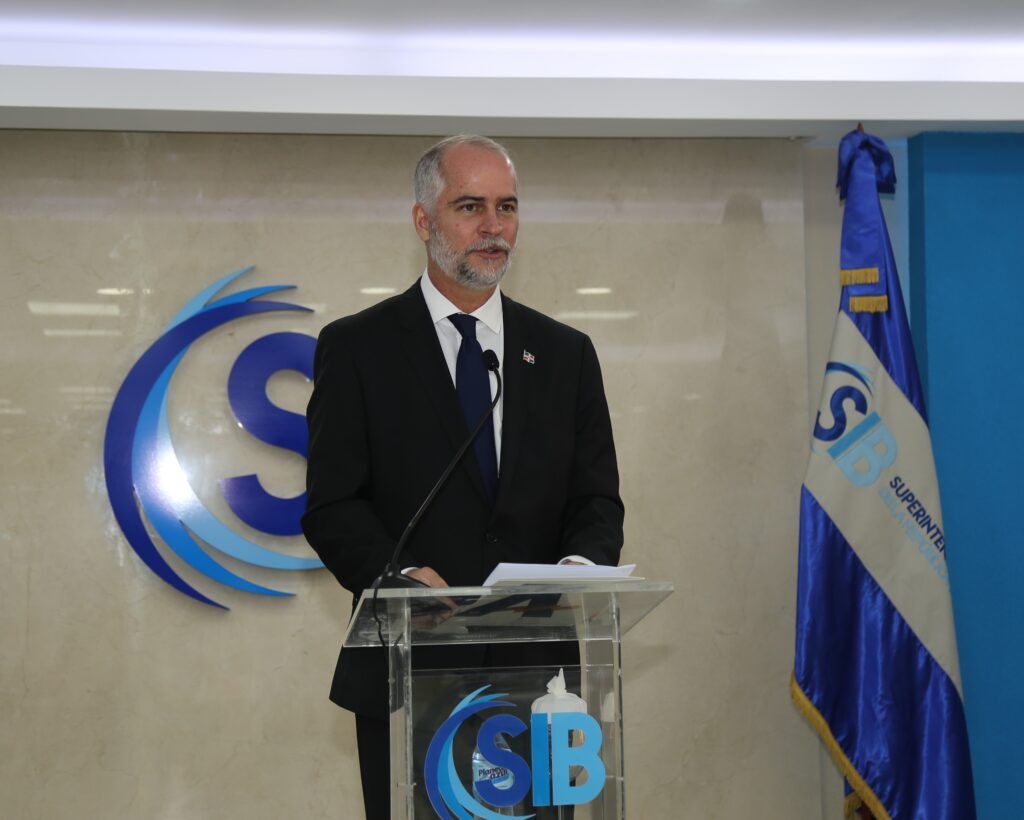 Alejandro Fernández W. nuevo Superintendente de Bancos