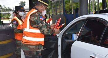 MOPC distribuye triángulos reflectores y mascarillas a conductores en peajes
