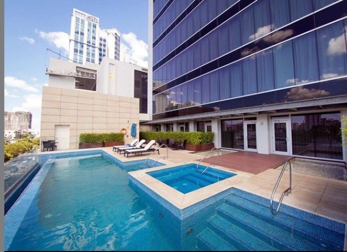 Hotel en Santo Domingo se ve obligado a cerrar el área de la piscina luego que una pareja fue sorprendida sosteniendo relaciones