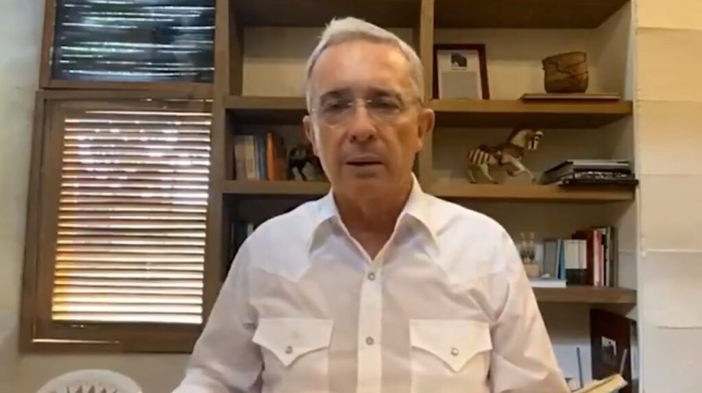 El expresidente colombiano Álvaro Uribe, bajo arresto