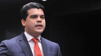 Diputados modifican ley de Inapa para que Wellington Arnaud pueda ser su director