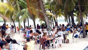 Boca Chica llena de personas violando el distanciamiento social