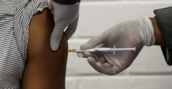 España autoriza el primer ensayo clínico anticovid en humanos