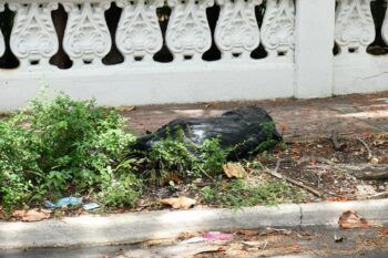 En Gascue extraña funda con forma de humano preocupa moradores