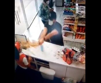 Policía ya tiene la identidad del hombre que le tiro café caliente en la cara a una cajera
