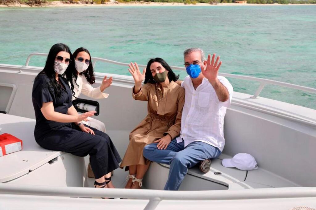 Abinader Recorre Bahía de las Águilas junto a su familia