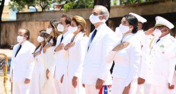 Abinader entrega ofrenda floral en Altar de la Patria