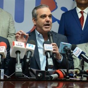 Abinader exhorta a quienes no tengan seguro acudir a oficinas de SeNaSa a afiliarse