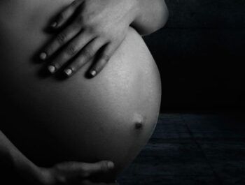 Mujer asesina a su amiga embarazada para robarle al bebé