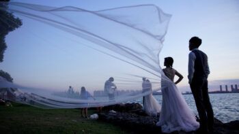 Novia muere durante una sesión fotográfica tras ser llevada por una ola