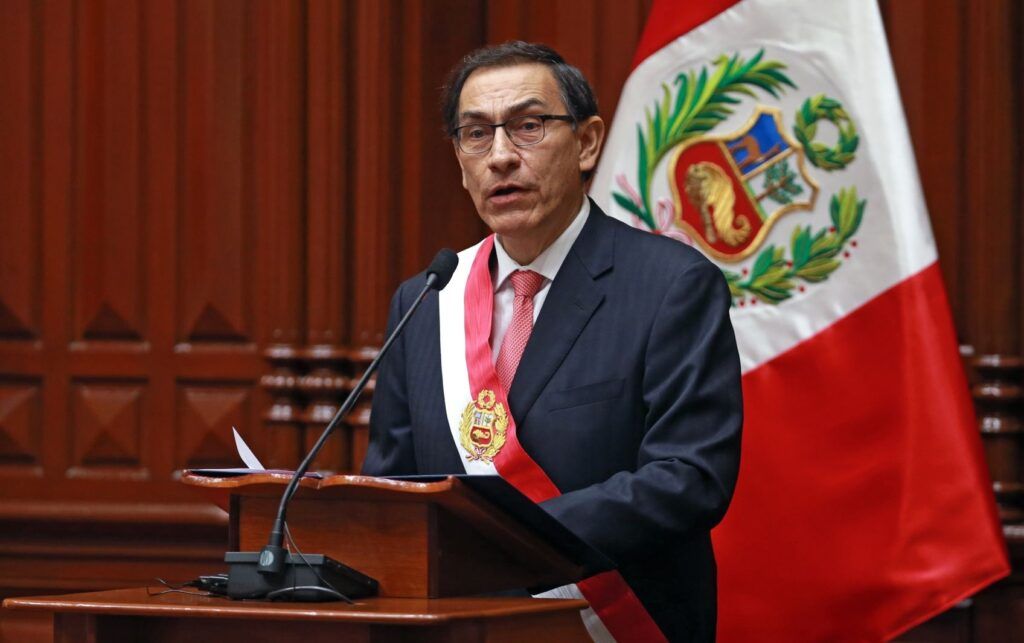 Presidente de Perú enfrenta juicio político en plena pandemia