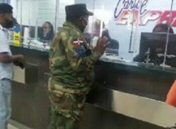 Un Sargento de la FARD devuelve 17 mil 400 que le entregaron por error en Caribe Express