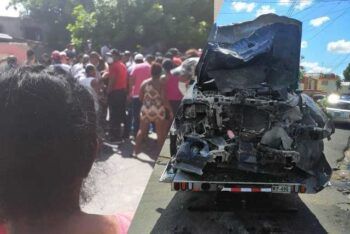 Vehículo pierde el control y mata una mujer en Los Alcarrizos