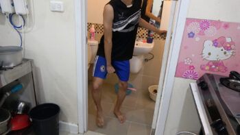 Serpiente le muerde el pene a un joven mientras estaba sentado en el inodoro viendo el celular